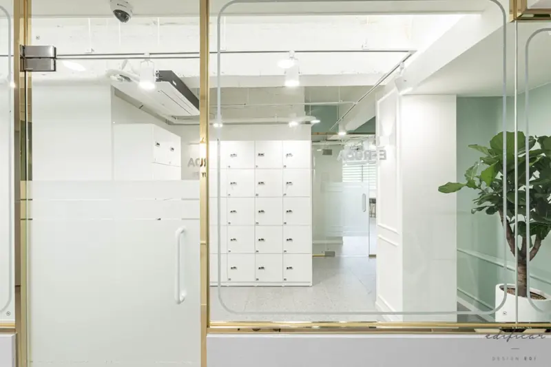 골드프레임 유리벽 스터디카페 락커 공간